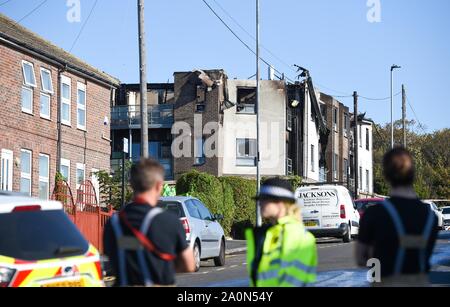 Brighton Regno Unito 21 Settembre 2019 - un blocco di appartamenti sul Pankhurst station wagon vicino Ippodromo di Brighton che è stata distrutta da un incendio durante la notte . Circa 50 residenti hanno dovuto essere evacuati come incendio distrusse 12 appartamenti in blocco : Simon Dack / Alamy Live News Foto Stock