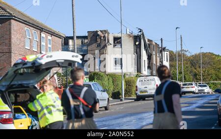 Brighton Regno Unito 21 Settembre 2019 - un blocco di appartamenti sul Pankhurst station wagon vicino Ippodromo di Brighton che è stata distrutta da un incendio durante la notte . Circa 50 residenti hanno dovuto essere evacuati come incendio distrusse 12 appartamenti in blocco : Simon Dack / Alamy Live News Foto Stock