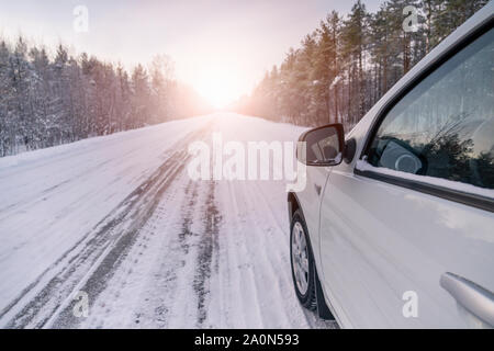 La strada in inverno è riflessa nella macchina del retrovisore Foto Stock