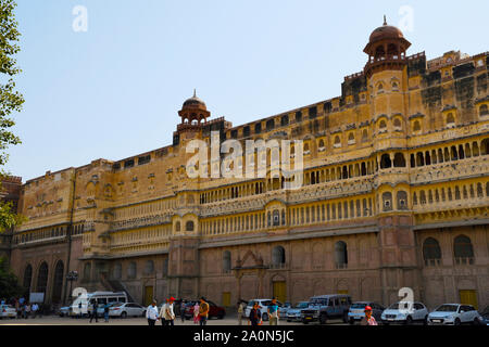 BIKANER, Rajasthan, India, novembre 2018, turistico a Junagadh Fort facciata rivolta ad ovest di posti per i re e le regine di guardare la gente sulla polv Foto Stock