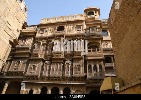 Kothari's Patwon Ki Haveli, strada facciata laterale a Jaisalmer nel Rajasthan, India Foto Stock