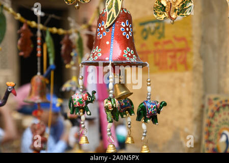 Tradizionale arte ed artigianato impiccagioni vicino Kothari's Patwon Ki Haveli a Jaisalmer nel Rajasthan, India Foto Stock