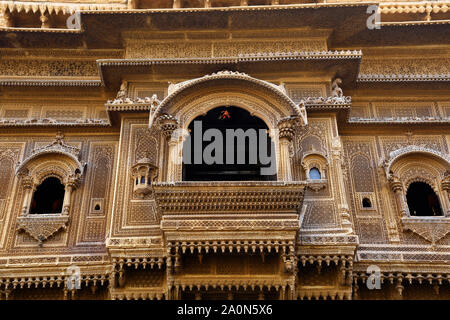 Aprire la finestra, Nathmal Ji Ki Haveli a Jaisalmer nel Rajasthan, India Foto Stock