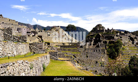 Machu Picchu è una cittadella Inca è impostata su un livello elevato nella catena delle Ande in Perù, sopra il fiume Urubamba valley. Costruito nel XV secolo e successivamente abbandonato, è rinomato per la sua sofisticata muretti a secco che il fusibile enormi blocchi senza l'uso di mortaio, intriganti edifici che giocare su allineamenti astronomici e viste panoramiche. Il suo esatto ex uso rimane un mistero. Esso si erge 7,970 piedi (2.430 metri sopra il livello del mare sul versante orientale delle Ande Foto Stock