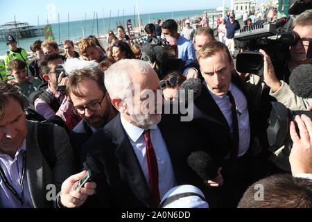 Jeremy Corbyn, passeggiando lungo la promenade, è soddisfatta dalla stampa sul modo per il Partito Laburista conferenza presso il Centro di Brighton a Brighton. Foto di PA. Picture Data: Sabato 21 Settembre, 2019. Vedere PA storia principale del lavoro. Foto di credito dovrebbe leggere: Gareth Fuller/PA FILO Foto Stock