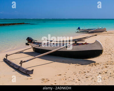 Outrigger tradizionale piroga ormeggiata sulla spiaggia di sabbia bianca, Nosy Ve isola, Oceano Indiano, Madagascar Foto Stock