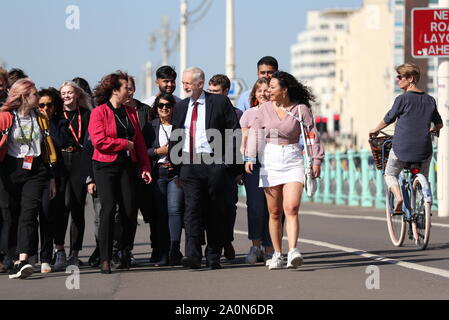 Jeremy Corbyn, passeggiando lungo la promenade, arriva per il Partito Laburista conferenza presso il Centro di Brighton a Brighton. Foto di PA. Picture Data: Sabato 21 Settembre, 2019. Vedere PA storia principale del lavoro. Foto di credito dovrebbe leggere: Gareth Fuller/PA FILO Foto Stock