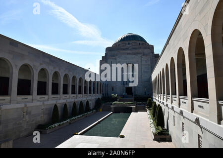 L'ala sinistra e destra della Australian War Memorial, Campbell, Australia Foto Stock