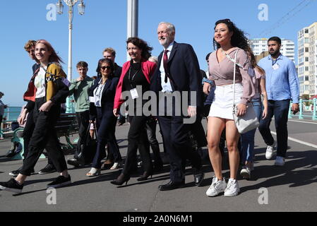 Jeremy Corbyn, passeggiando lungo la promenade, arriva per il Partito Laburista conferenza presso il Centro di Brighton a Brighton. Foto di PA. Picture Data: Sabato 21 Settembre, 2019. Vedere PA storia principale del lavoro. Foto di credito dovrebbe leggere: Gareth Fuller/PA FILO Foto Stock