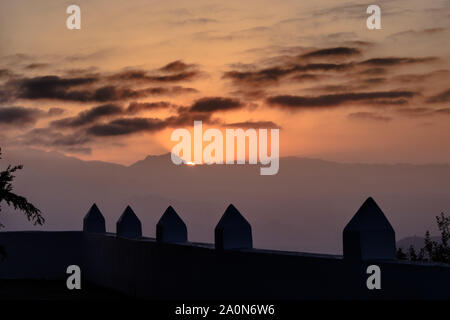 Sunrise visto dalla cima della montagna villaggio di Comares, Axarquia, Malaga, Andalusia, Costa del Sol, Spagna Foto Stock