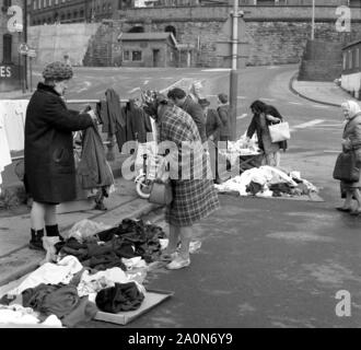 Paddy il Mercato del Sabato Mattina mercato delle pulci, Quayside, Newcastle, c.1972 Foto Stock