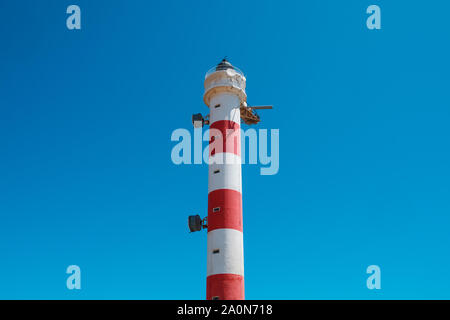 Rosso Bianco,torre faro isolato sul cielo blu Foto Stock