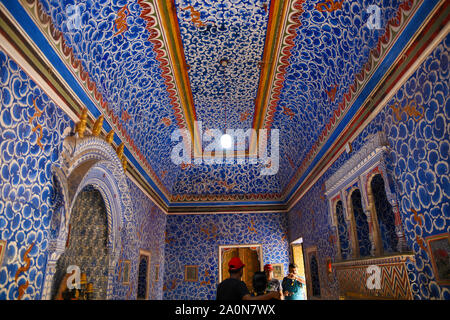 BIKANER, Rajasthan, India, novembre 2018, turistici all'interno di Junagadh Fort osservando il soffitto in ceramica chiamati luogo per gli dèi Foto Stock