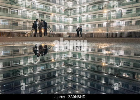 La riflessione di casa vivente di Hong Kong dopo la pioggia Foto Stock