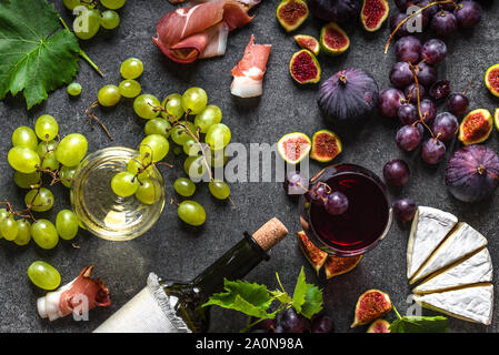Cibo francese o snack ilalian vino. Vino rosso e bianco, formaggio, fichi e uva. Foto Stock
