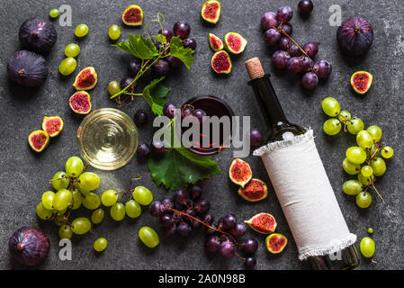 Un assortimento di frutta e vino. Bicchieri e una bottiglia di vino e uva, piana, laici overhead. Foto Stock
