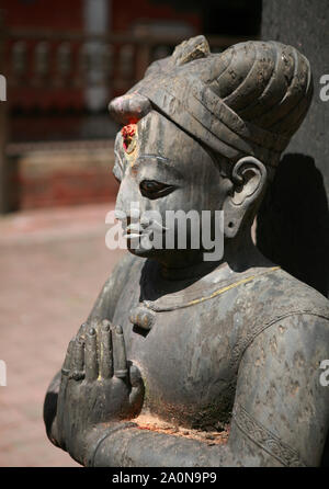 KATHMANDU, Nepal. 23 Settembre 2008: Antico Bronzo e Ottone sculture mitologiche e artefatti, Rudra Varna Mahavihar, tempio dorato Lalitpur Foto Stock