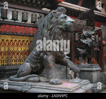 KATHMANDU, Nepal. 23 Settembre 2008: Lion. Rudra Varna Mahavihar, unica golden tempio buddista in Lalitpur, Patan. Sito del Patrimonio mondiale. Foto Stock