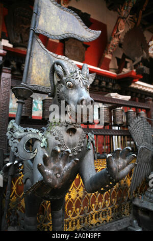 KATHMANDU, Nepal. 23 Settembre 2008: Antico Bronzo e Ottone sculture mitologiche e artefatti, Rudra Varna Mahavihar, sito del patrimonio mondiale. Foto Stock