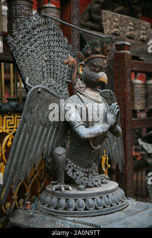 KATHMANDU, Nepal. 23 Settembre 2008: la statua di Garuda. Rudra Varna Mahavihar, unica golden tempio buddista in Lalitpur, Patan. Foto Stock