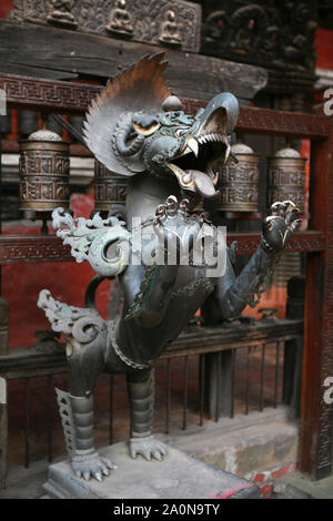 KATHMANDU, Nepal. 23 Settembre 2008: Lion eruttando fuoco. Rudra Varna Mahavihar, unica golden tempio buddista in Lalitpur, Patan. Sito del Patrimonio mondiale. Foto Stock