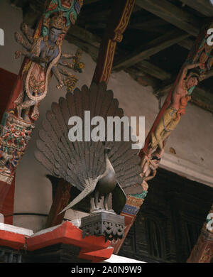 KATHMANDU, Nepal. 23 Settembre 2008: Antico Bronzo e Ottone sculture mitologiche e artefatti, Rudra Varna Mahavihar, tempio dorato Lalitpur Foto Stock