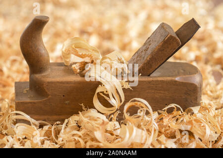 In legno antico piano a mano per la lavorazione del legno con trucioli di legno. Foto Stock