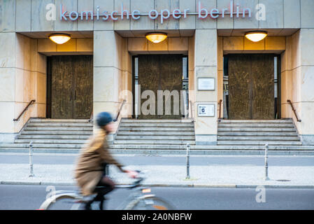 Berlino, Germania - SETTEMBRE3, 2019: una donna mountain bike nella parte anteriore della Komische Oper di Berlino in autunno Foto Stock