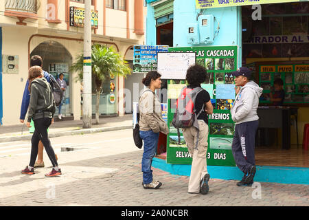 BANOS, ECUADOR - 25 febbraio 2014: persone non identificate nella parte anteriore del tour operator Tungurahua Explorer a Baños, Ecuador Foto Stock