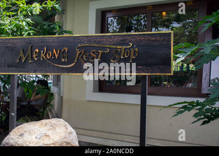 Luglio 18, 2019-delta del Mekong VIETNAM ; Mekong sosta signage su un francobollo di legno. Lettere stampate su un colore dorato. Foto Stock