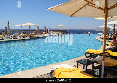 Sharm El Sheikh, Egitto, 05 settembre 2018. Hotel Intercontinental. Un confortevole spazio per il relax con una piscina nel resort del Mar Rosso Foto Stock