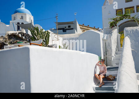 Ragazza giovane sulle scale del palazzo, Grecia, Santorini Foto Stock