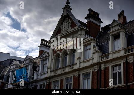 London, Regno Unito - 7 Settembre 2019: facciata del teatro lirico in Shaftesbury Avenue che mostri il nome digital signage Foto Stock