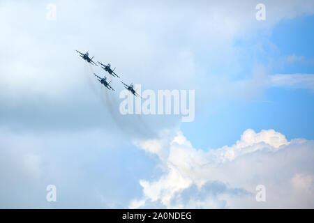 Novosibirsk, Russia, luglio 31, 2016 Mochishche airfield, locale air show, Aerobatic Team VKS 'falchi russo' Su-27 SM, quattro russo velivoli da combattimento Foto Stock