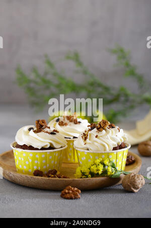 Tortini di crema con noci per dessert Foto Stock