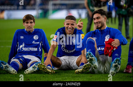 Gelsenkirchen (Germania). Xx Settembre, 2019. Calcio: 1. Bundesliga, FC Schalke 04 - FSV Mainz 05, 5. giornata: da sinistra a destra Schalkes Juan Miranda, ammina Schalkes Harit e Schalkes Suat Serdar sono contento dopo il fischio finale. Credito: David Inderlied/dpa - NOTA IMPORTANTE: In conformità con i requisiti del DFL Deutsche Fußball Liga o la DFB Deutscher Fußball-Bund, è vietato utilizzare o hanno utilizzato fotografie scattate allo stadio e/o la partita in forma di sequenza di immagini e/o video-come sequenze di foto./dpa/Alamy Live News Foto Stock