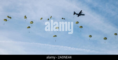 Ede,Olanda,20-sett-2019:l'airborne commemorazioni su Ginkel Heath con para scende con centinaia di paracadutisti sceso da hercules e dakota remebring il 75 anno di operazione market garden Foto Stock