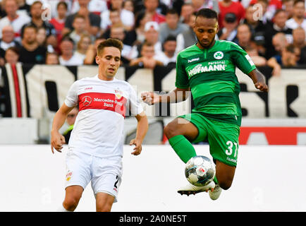 Stuttgart, Germania. Xxi Sep, 2019. Calcio: Seconda Bundesliga, VfB Stuttgart - SpVgg Greuther Fürth, settima giornata in con lo Mercedes-Benz-Arena: Stoccarda Philipp Förster (l) non riesce a raggiungere la sfera contro Fürth's Julian verde. Credito: Thomas Kienzle/dpa/Alamy Live News Foto Stock
