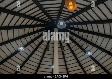 Ombrello tipo di soffitto in legno con le luci della lampadina appesa al soffitto Foto Stock