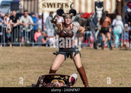 Equestrienne Stunt team mostra a livello nazionale Paese mostrano Live, Chelmsford Essex, Regno Unito. Femmina di equitazione e visualizzazione dei gladiatori Foto Stock