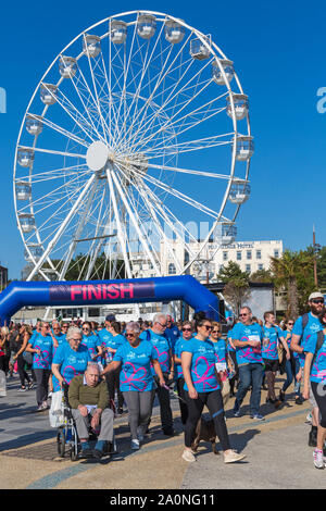 Bournemouth Dorset UK. Il 21 settembre 2019. Sostenitori prendere parte nel morbo di Alzheimer la memoria della società a piedi in Bournemouth in una calda giornata di sole la raccolta di fondi per vitali ricerca sulla demenza, campagne e servizi di supporto. Sono in grado di riflettere su chi sono a piedi per lasciare un messaggio sulla struttura della memoria e la visione blossom durante tutta la giornata. Credito: Carolyn Jenkins/Alamy Live News Foto Stock