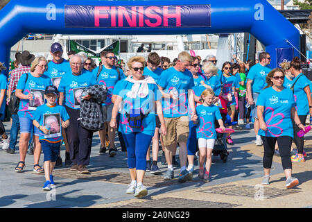 Bournemouth Dorset UK. Il 21 settembre 2019. Sostenitori prendere parte nel morbo di Alzheimer la memoria della società a piedi in Bournemouth in una calda giornata di sole la raccolta di fondi per vitali ricerca sulla demenza, campagne e servizi di supporto. Sono in grado di riflettere su chi sono a piedi per lasciare un messaggio sulla struttura della memoria e la visione blossom durante tutta la giornata. Credito: Carolyn Jenkins/Alamy Live News Foto Stock