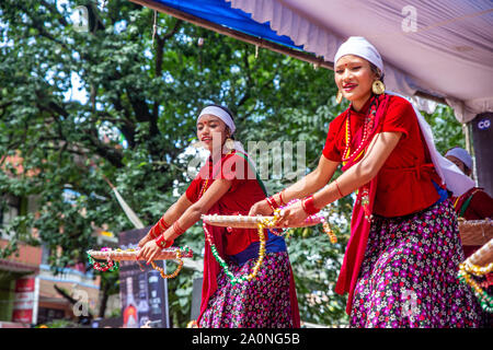 Kathmandu, Nepal - Sep 6,2019 : i bambini della scuola di eseguire la fase danza in un evento organizzato a Kathmandu. Foto Stock