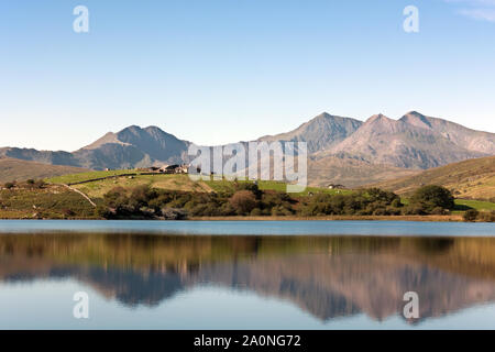 Llynnau Mymbyr sono unite due laghi situati in Dyffryn Mymbyr valley in Snowdonia e qui si vede con Mount Snowdon in background. Foto Stock