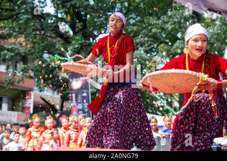 Kathmandu, Nepal - Sep 6,2019 : i bambini della scuola di eseguire la fase danza in un evento organizzato a Kathmandu. Foto Stock