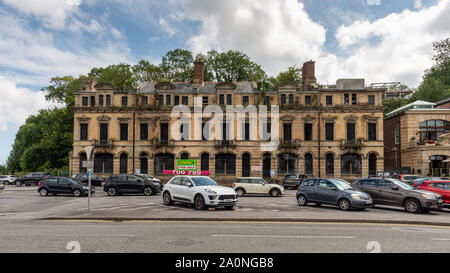 Cardiff Wales, Regno Unito - 20 Luglio 2019: il guscio di decadimento del abbandonati edifici Marine in Penarth sulla Baia di Cardiff. Foto Stock