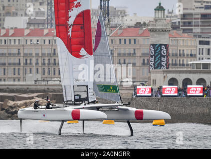 Giappone Team SailGP skipper da Nathan Outteridge navigano per il seawall nella prima gara il giorno della gara 2. La finale SailGP evento della stagione 1 a Marsiglia, Francia. Foto Stock