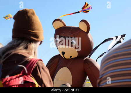 Berlin, Berlin, Germania. Xxi Sep, 2019. Gli ospiti godono di grandi figure gonfiabile al settimo Festival degli aquiloni giganti sulla ex area di atterraggio dell'aeroporto di Tempelhof Credito: Jan Scheunert/ZUMA filo/Alamy Live News Foto Stock