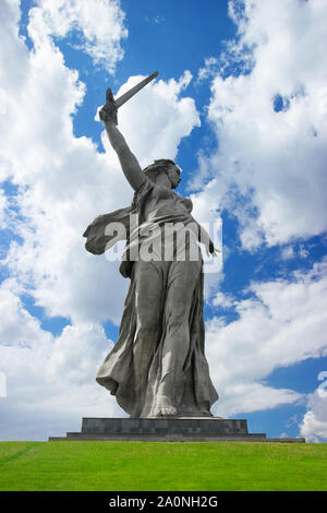 Volgograd, Russia - 18 Maggio 2015: Patria chiama statua, monumento in memoria degli Eroi complessi della Battaglia di Stalingrado, Mamayev Kurgan, giornata di sole Foto Stock