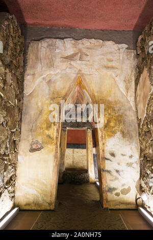 Kazanlak, Bulgaria - 19 Giugno, 2019: decorazioni all'interno di una ricostruzione di una tomba di un Thracian re in Kazanlak (Bulgaria) Foto Stock